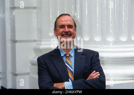 John Cleese, britischer Schauspieler, bei der Premiere des Films 'Fierce Creatures', Deutschland 1997. Stockfoto