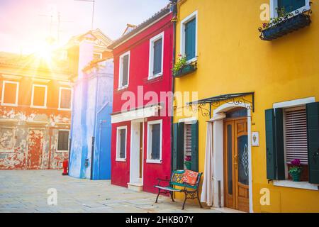 Blick auf die Straßen mit bunten Häusern in Burano entlang des Kanals. Typischer Touristenort burano Insel in der venezianischen Lagune Italien. Wunderschöne Wasserkanäle und farbenfrohe Architektur. Burano Italien 7. oktober 2021 Stockfoto