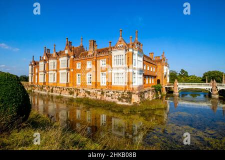 Grade-I-gelistet, Helmingham Hall and Gardens, in der Nähe von Stowmarket, Suffolk, England, Großbritannien, umgeben von einem Graben, Gärten und einem 400 Hektar großen Hirschpark. Stockfoto