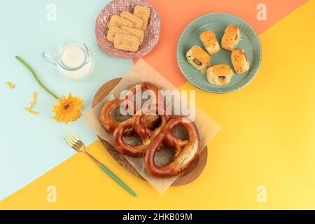 Frisch gebackene hausgemachte Soft Pretzel (Bayrische Brezel) mit Salz mit Plätzchen und Käsewurstgebäck Stockfoto