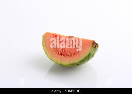 Rote Guava-Scheibe auf weißem Hintergrund, isoliert Stockfoto