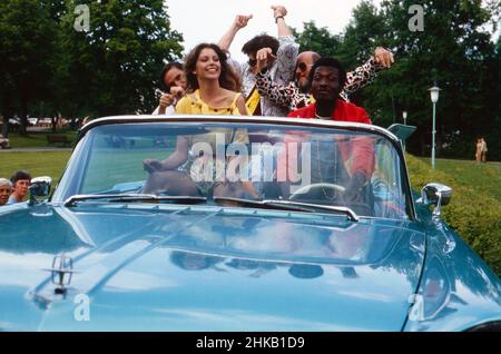 Bananas, Comedy- und Muskshow, Sendereihe, Deutschland 1981 - 1984, Gaststar: Jamaikanischer Reggaesänger Jimmy Cliff im Cabrio mit dem Bananas-Team Stockfoto