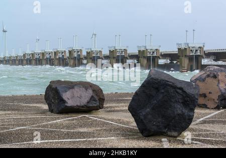 Oosterscheldekering während des Sturms Corrie am 31 2022. Januar. Detail des Kunstwerks von Willem Boezem in Zeeland, Niederlande Stockfoto