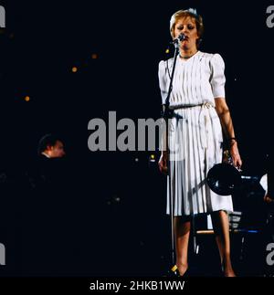 Jazz Fest Berlin, Philharmonie, 1980, Mike Westbrook Brass Band plus friends, im Bild: Kate Westbrook, britische Jazzmusikerin, Gesang und Tenorhorn, bei einem Auftritt mit dem britischen Jazzpianisten Mike Westbrook, 1980. Jazz Fest Berlin, Philharmonie, 1980, Mike Westbrook Brass Band plus Freunde, auf dem Foto: Kate Westbrook, britische Jazzmusikerin, Sängerin und Tenorhornistin, Auftritt mit dem britischen Jazzpianisten Mike Westbrook. Stockfoto