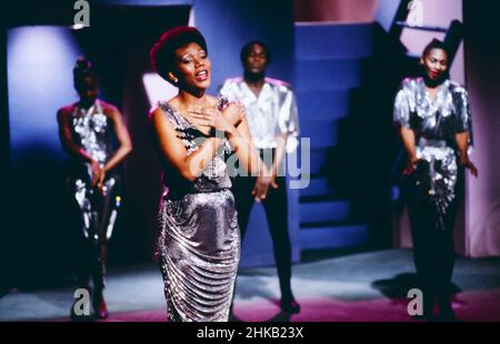 BONEY M, gegründet von Produzent Frank Farian, eine bekannte Popgruppe und Disco-Formation, auf dem Bild: Sängerin Liz Mitchell, links, 1984. BONEY M, gegründet vom Produzenten Frank Farian, einer bekannten Popgruppe und Disco-Formation, auf dem Foto: Sängerin Liz Mitchell, links, 1984. Stockfoto