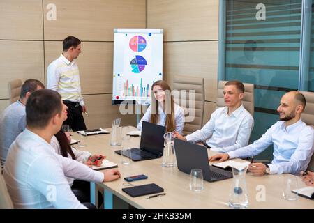 Ein Team von Spezialisten traf sich zu einer Konferenz im Büro Stockfoto