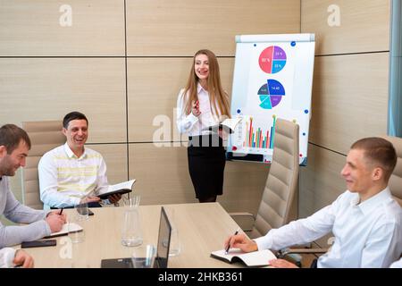 Ein Team von Spezialisten traf sich zu einer Konferenz im Büro Stockfoto