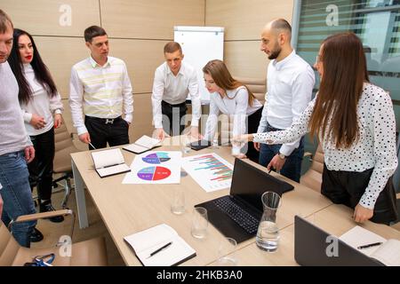 Ein Team von Spezialisten traf sich zu einer Konferenz im Büro Stockfoto