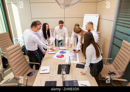 Ein Team von Spezialisten traf sich zu einer Konferenz im Büro Stockfoto