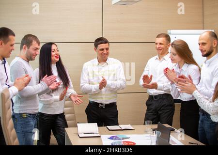 Ein Team von Spezialisten traf sich zu einer Konferenz im Büro Stockfoto