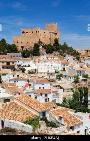 Velez-Blanco, Provinz Almeria, Andalusien, Südspanien. Castillo de los Farjado aus dem 16th. Jahrhundert, Burg des Farjado, in der ganzen Stadt gesehen. Stockfoto