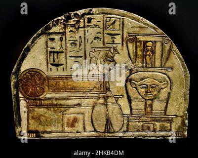 Stela mit einer Widmung an die Göttin Hathor und Hathoric Symbole, Stein / Kalkstein, 19 x 25 x 6 cm, 1292–1190 B, neunzehnten, 19th,Dynastie, Neues Königreich, Deir el-Medina, Ägypten (Museo Egizio di Torino Italien) Stockfoto