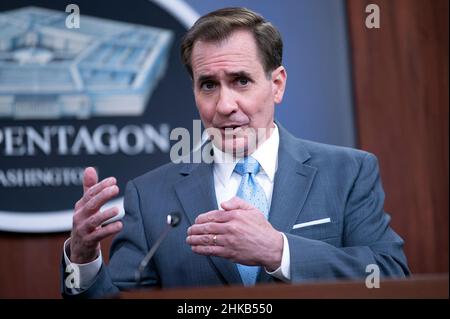 Arlington, Vereinigte Staaten Von Amerika. 01st. Februar 2022. Arlington, Vereinigte Staaten von Amerika. 01. Februar 2022. Pentagon-Pressesprecher John Kirby antwortet auf eine Frage während einer Pressekonferenz im Pentagon am 1. Februar 2022 in Arlington, Virginia. Quelle: Lisa Ferdinando/DOD/Alamy Live News Stockfoto