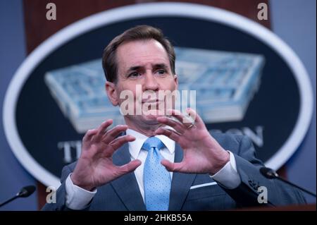 Arlington, Vereinigte Staaten Von Amerika. 01st. Februar 2022. Arlington, Vereinigte Staaten von Amerika. 01. Februar 2022. Pentagon-Pressesprecher John Kirby antwortet auf eine Frage während einer Pressekonferenz im Pentagon am 1. Februar 2022 in Arlington, Virginia. Quelle: Lisa Ferdinando/DOD/Alamy Live News Stockfoto