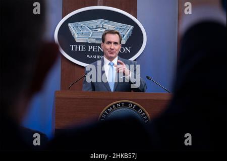 Arlington, Vereinigte Staaten Von Amerika. 01st. Februar 2022. Arlington, Vereinigte Staaten von Amerika. 01. Februar 2022. Pentagon-Pressesprecher John Kirby ruft während einer Pressekonferenz im Pentagon am 1. Februar 2022 in Arlington, Virginia, einen Reporter an. Quelle: Lisa Ferdinando/DOD/Alamy Live News Stockfoto