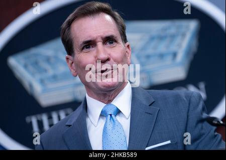 Arlington, Vereinigte Staaten Von Amerika. 01st. Februar 2022. Arlington, Vereinigte Staaten von Amerika. 01. Februar 2022. Pentagon-Pressesprecher John Kirby antwortet auf eine Frage während einer Pressekonferenz im Pentagon am 1. Februar 2022 in Arlington, Virginia. Quelle: Lisa Ferdinando/DOD/Alamy Live News Stockfoto