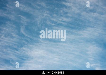 Wolken gegen einen blauen Himmel, Zirruswolken. Stockfoto