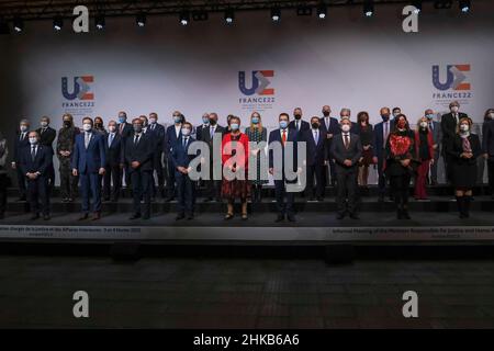 Ein Familienbild im Rahmen eines informellen Treffens der für Inneres zuständigen europäischen Minister in Lille, Frankreich. 03rd. Februar 2022. Kredit: ALEXANDROS MICHAILIDIS/Alamy Live Nachrichten Stockfoto