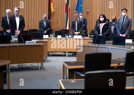 Düsseldorf, Deutschland. 03rd. Februar 2022. Die Mitglieder des Innenausschusses erhoben sich von ihren Sitzen. Sie gedachten der beiden in Rheinland-Pfalz getöteten Polizisten während einer Sitzung im landtag. Quelle: Federico Gambarini/dpa/Alamy Live News Stockfoto