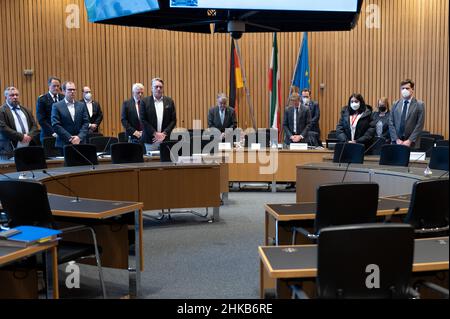 Düsseldorf, Deutschland. 03rd. Februar 2022. Die Mitglieder des Innenausschusses erhoben sich von ihren Sitzen. Sie gedachten der beiden in Rheinland-Pfalz getöteten Polizisten während einer Sitzung im landtag. Quelle: Federico Gambarini/dpa/Alamy Live News Stockfoto