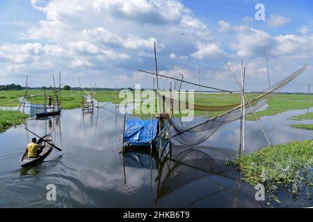 MUNSHIGANJ, BANGLADESCH - 19. AUGUST 2017: Fischernetz für Fische fangen bei Arial Kaution an Sreenagar, Munshiganj, Bangladesh, 19. August 2017. Arial Stockfoto