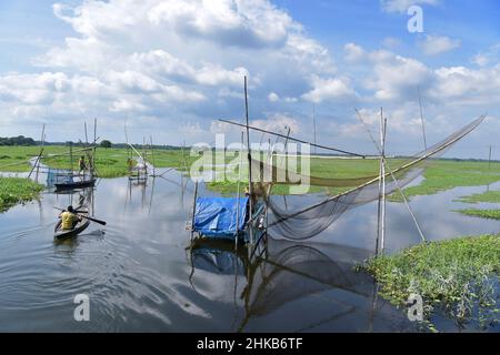 MUNSHIGANJ, BANGLADESCH - 19. AUGUST 2017: Fischernetz für Fische fangen bei Arial Kaution an Sreenagar, Munshiganj, Bangladesh, 19. August 2017. Arial Stockfoto