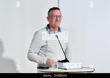 STOCKHOLM 20220203 anders Tegnell, staatlicher Epidemiologe bei der schwedischen Gesundheitsbehörde, lächelt während der gemeinsamen Pressekonferenz am 3. Februar 2022 über die Lage der Korona in Schweden. Foto: Jessica Gow / TT kod 10070 Stockfoto