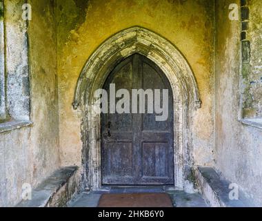 Hölzerne Eingangstür zur St. Margaret's Church, Cley-Next-the-Sea, einem Küstendorf in Norfolk, East Anglia, England Stockfoto