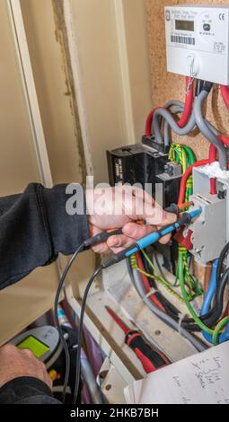 3rd. Februar 2022. Die Obergrenze für die Energiepreise, die begrenzt, wie viel Anbieter pro Einheit berechnen, steigt aufgrund eines beispiellosen Anstiegs der Gaspreise um 54 %. Ein Elektriker testet einen Sicherungskasten für den Hausgebrauch in Eastbourne East Sussex, Großbritannien. Kredit: Reppans/Alamy Live Nachrichten Stockfoto