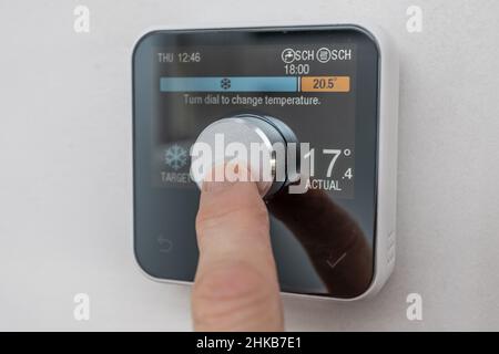 3rd. Februar 2022. Die Obergrenze für den Energiepreis, die die Höhe der Gebühren pro Einheit begrenzt, steigt um 54 %. Ein Heizthermostat für den Hausgebrauch wird heruntergefahren Eastbourne East Sussex, Großbritannien. Kredit: Reppans/Alamy Live Nachrichten Stockfoto