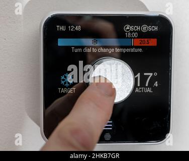 3rd. Februar 2022. Die Obergrenze für den Energiepreis, die die Höhe der Gebühren pro Einheit begrenzt, steigt aufgrund eines beispiellosen Anstiegs der Gaspreise um 54 %.ein Elektroinstallationsinstvon Eastbourne East Sussex, Großbritannien, arbeitet an einem inländischen Sicherungskasten für Verbraucher. Kredit: Reppans/Alamy Live Nachrichten Stockfoto