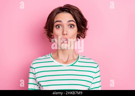 Portrait von attraktiven überrascht Mädchen plötzliche Nachrichten Reaktion Puppe Lippen isoliert über rosa Pastellfarbe Hintergrund Stockfoto