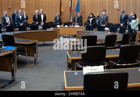 Düsseldorf, Deutschland. 03rd. Februar 2022. Die Mitglieder des Innenausschusses erhoben sich von ihren Sitzen. Sie gedachten der beiden in Rheinland-Pfalz getöteten Polizisten während einer Sitzung im landtag. Quelle: Federico Gambarini/dpa/Alamy Live News Stockfoto