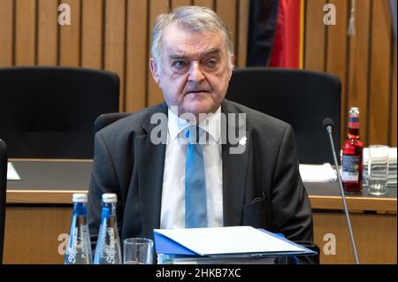 Düsseldorf, Deutschland. 03rd. Februar 2022. Der Nordrhein-westfälische Innenminister Herbert Reul (CDU) kommt mit Akten zur Sitzung des Innenausschusses. Mitglieder gedachten der beiden in Rheinland-Pfalz getöteten Polizisten während einer Sitzung im landtag. Quelle: Federico Gambarini/dpa/Alamy Live News Stockfoto