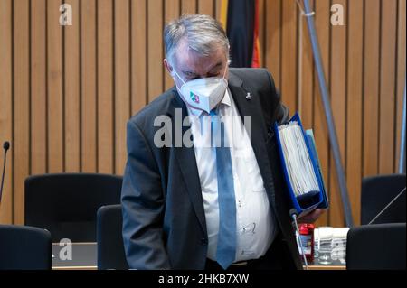 Düsseldorf, Deutschland. 03rd. Februar 2022. Der Nordrhein-westfälische Innenminister Herbert Reul (CDU) kommt mit Akten zur Sitzung des Innenausschusses. Mitglieder gedachten der beiden in Rheinland-Pfalz getöteten Polizisten während einer Sitzung im landtag. Quelle: Federico Gambarini/dpa/Alamy Live News Stockfoto