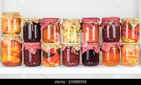 Fermentierte konservierte vegetarische Nahrung Konzept. Vielfalt an Probiotika-Produkten und fermentierten Lebensmitteln auf einem weißen Regal. Stockfoto