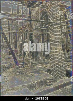Inspiriert von Bennink auf der Baustelle, Bennink auf der Baustelle eines Gebäudes in einem Straßenblock, wahrscheinlich in Medan. Foto im Fotoalbum des niederländischen Architektur- und Bauunternehmertums Bennink und Riphagen in Medan in den Jahren ca. 1914-1919., Medan, 1914 - 1919, Gelatine, neu erfunden von Artotop. Klassische Kunst neu erfunden mit einem modernen Twist. Design von warmen fröhlichen Leuchten der Helligkeit und Lichtstrahl Strahlkraft. Fotografie inspiriert von Surrealismus und Futurismus, umarmt dynamische Energie der modernen Technologie, Bewegung, Geschwindigkeit und Kultur zu revolutionieren Stockfoto
