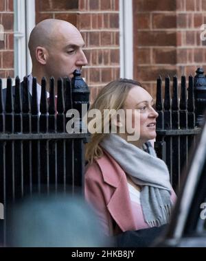 London, Großbritannien. 03rd. Februar 2022. DAN ROSENFIELD (L) Nr. 10, Stabschef, und SHELLEY WILLIAMS-WALKER (R), Betriebsleiter des Premierministers, verlassen Downing Street. PM Boris Johnson wurde wegen einer Reihe von Verstößen gegen die Sperrregeln angeklagt, wobei einige Abgeordnete seinen Rücktritt forderten. Bildnachweis: Ben Cawthra/Sipa USA **KEINE Verkäufe in Großbritannien** Bildnachweis: SIPA USA/Alamy Live News Stockfoto