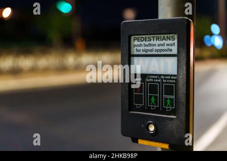 Moderne Fußgängerübergangsschalter auf der Straße. Stockfoto