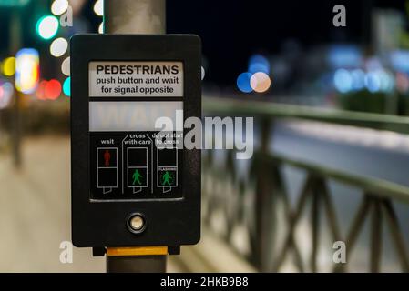 Moderne Fußgängerübergangsschalter auf der Straße. Stockfoto
