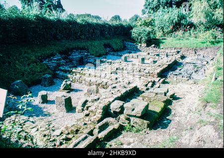 Archäologische Stätte in Arbeit - Ruinen der römischen Festung von Ribchester Bremetennacum, Überreste von Kornspeicher. Archivscan von einem Dia. September 1977 Stockfoto