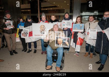 Ukrainer treffen sich vor dem Millbank Tower Stockfoto