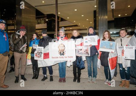 Ukrainer treffen sich vor dem Millbank Tower Stockfoto