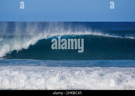 Eine perfekte blaue, wunderschöne Welle, die am Praia Grande Sintra durchrollt Stockfoto