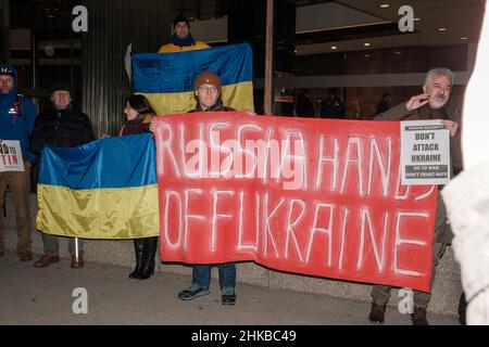 Ukrainer treffen sich vor dem Millbank Tower Stockfoto