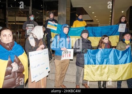 Ukrainer treffen sich vor dem Millbank Tower Stockfoto