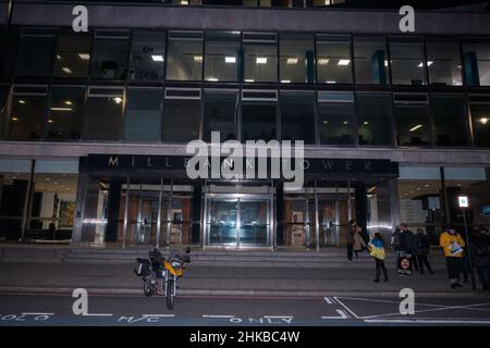 Ukrainer treffen sich vor dem Millbank Tower Stockfoto