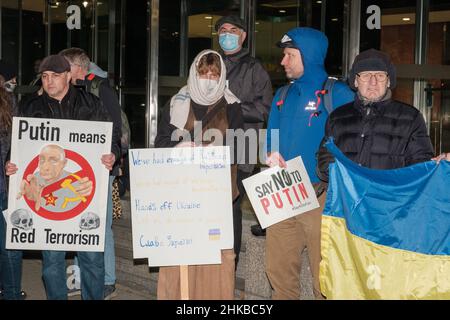 Ukrainer treffen sich vor dem Millbank Tower Stockfoto