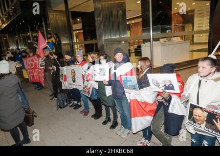 Ukrainer treffen sich vor dem Millbank Tower Stockfoto