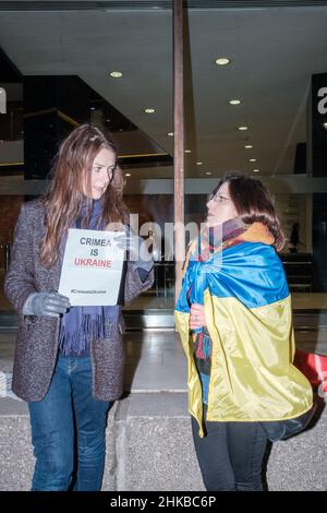 Ukrainer treffen sich vor dem Millbank Tower Stockfoto